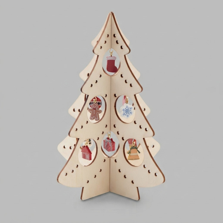 D&eacute;coration de sapin en bois avec ornements